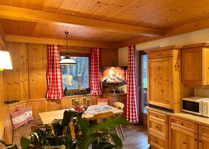 Ferienwohnung Platzhirsch Panorama View Balkon, Gartensauna, Garten, Grillplatz